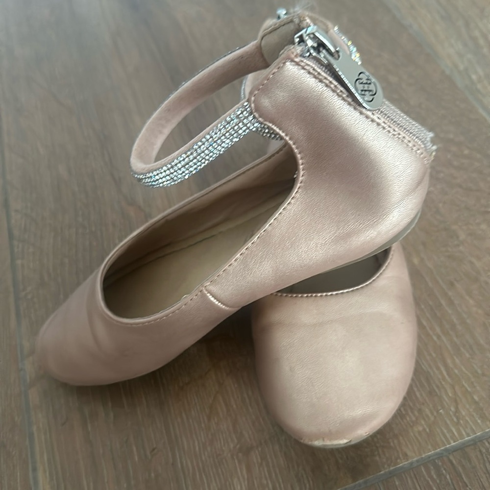 Daisy Fuentes girls dress shoes. Size 1. Color bronze with gem straps.